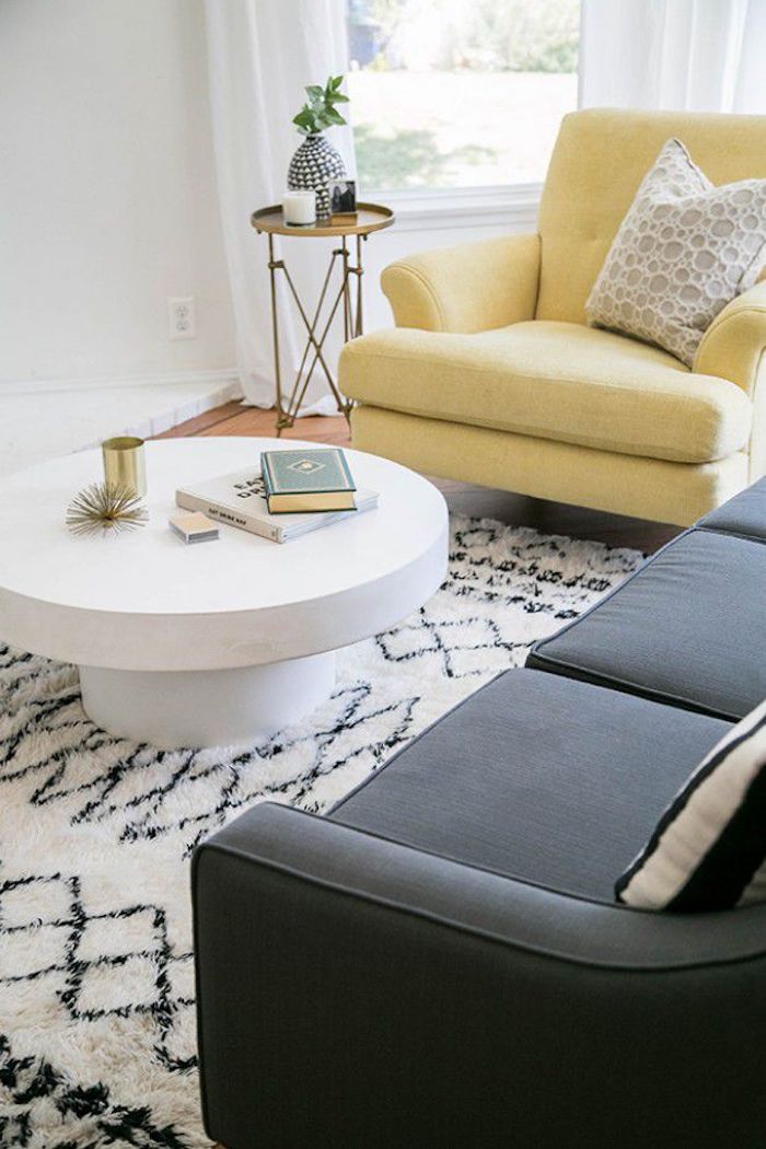 Salon cosy fauteuil jaune table ronde tapis blanc et noir geometrique motif comment aménager son salon quelle couleur pour le salon