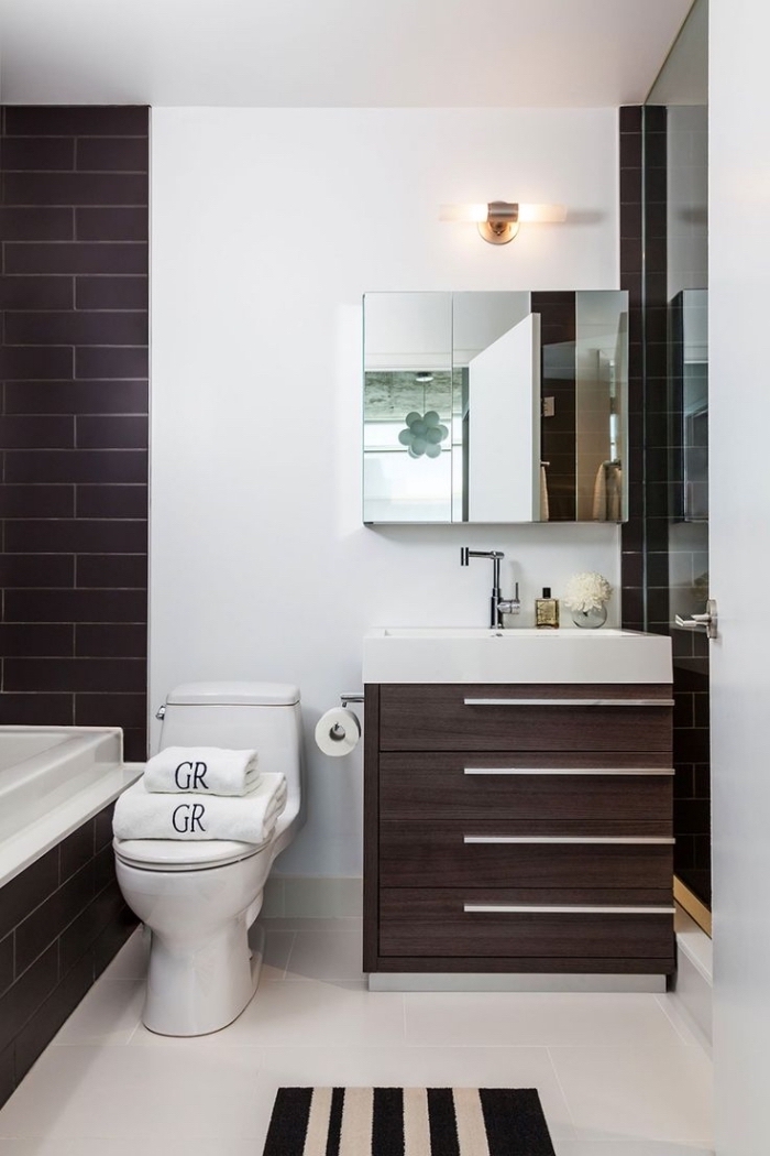 idée agencement salle de bain aux murs et plafond blancs avec pan de mur en carrelage briques marron et meuble sous lavabo