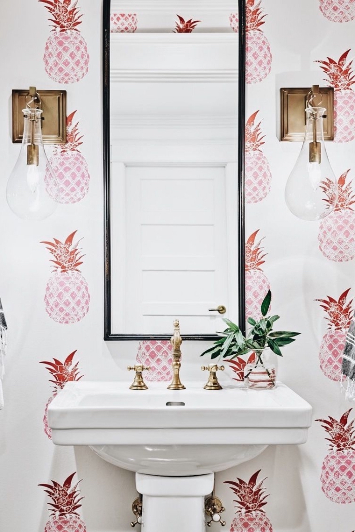joli papier peint toilette à motifs ananas rose pour une ambiance moderne et féminine dans l'espace intime