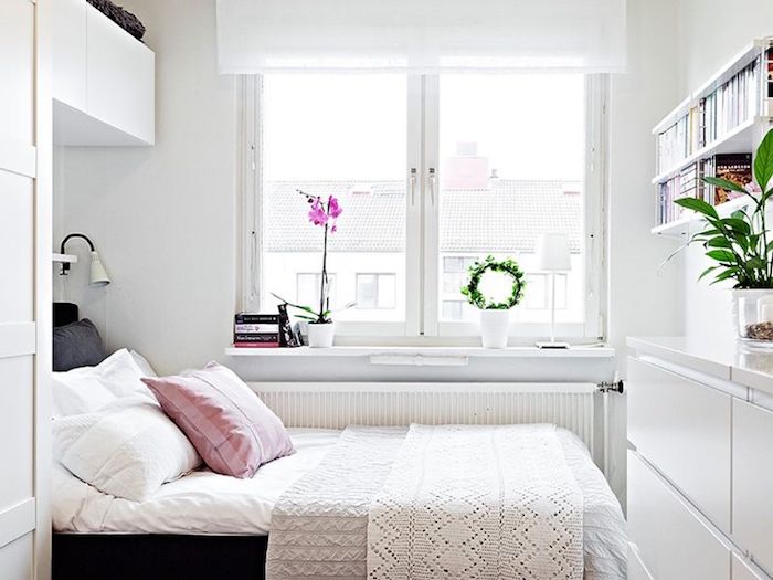 Deco chambre mansardée, deco chambre moderne étroite mais belle, orchidée sur le fenetre, lit et meubles de rangement 
