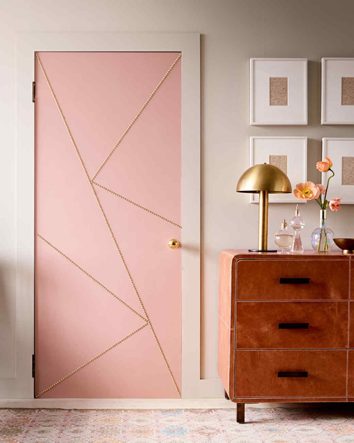 idée de décoration de porte en rose, mur gris clair, commode marron vintage, deco de cadres