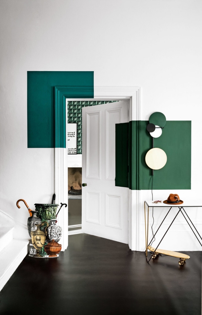 peinture porte originale, carrés de peinture verte sur une partie du mur et de l'encadrement de la porte