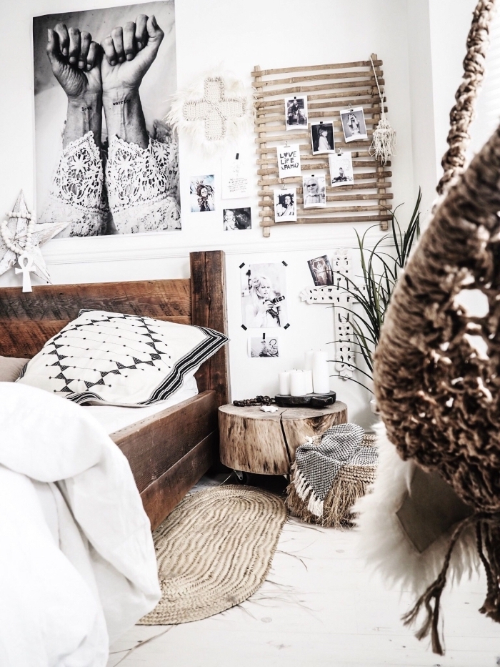 ambiance boho chic moderne dans une pièce blanche aménagée avec meubles de bois et accessoires en fibre végétal