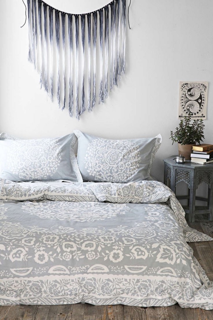 modèle de diy macramé à design ombré en gris et blanc, déco de chambre bohème avec lit au sol et linge de lit en blanc et gris clair à design mandala