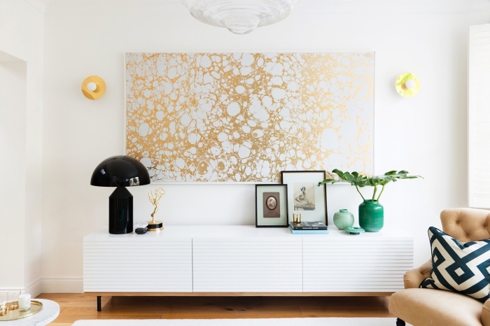tapisserie moderne façon tableau d'oeuvre d'art réalisé à partir d'un lé papier peint encadré blanc et or