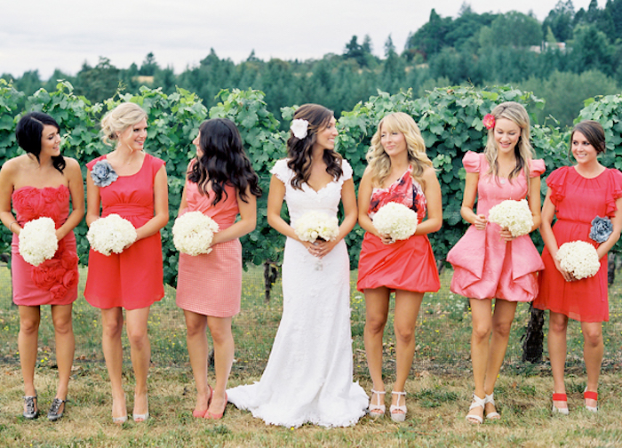 La mariée et les demoiselles d'honneur idée robe pour mariage comment s habiller bien rouges et oranges robes courtes champetre robe pour invité de mariage