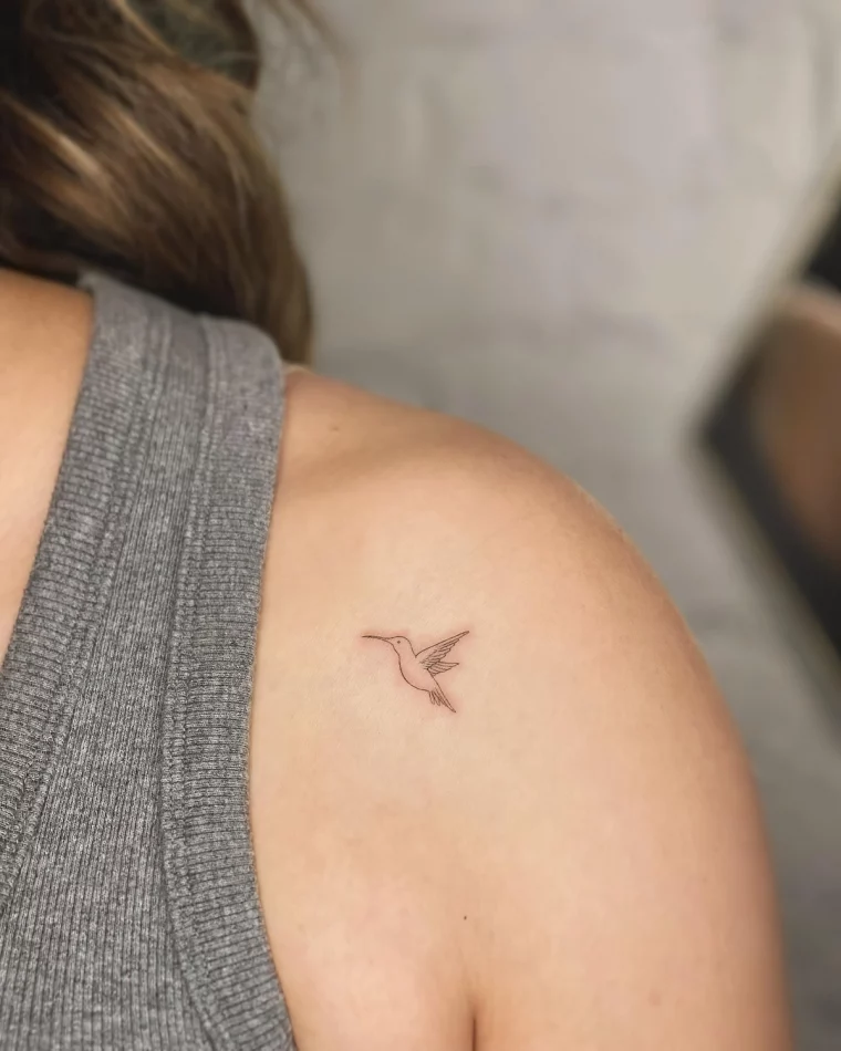 discret tatouage epaule femme minimaliste oiseau petit