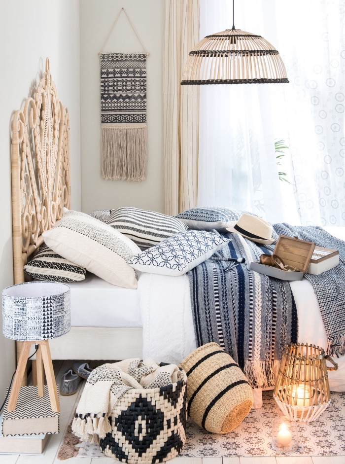 modèle de chambre boheme chic aux murs blancs avec plancher en bois blanc et accessoires décoratifs tête de lit et lampe en bois clair