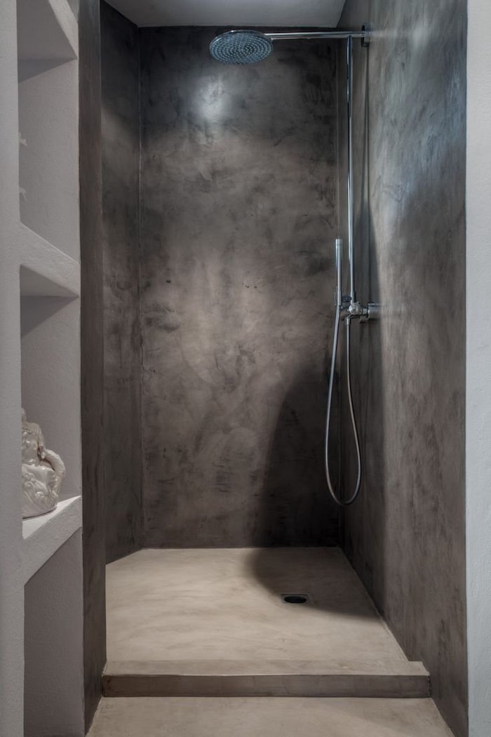 modèle déco salle de bain beton ciré sur le sol et les mur de douche italienne
