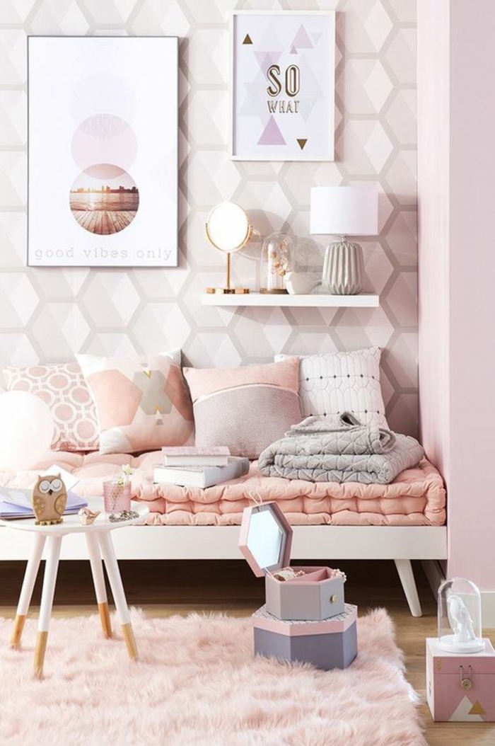 deco rose poudré pour une chambre arty, couleur rose poudré sur les motifs triangulaires du papier peint, deux tableaux en blanc et vieux rose, étagère blanche de petite taille