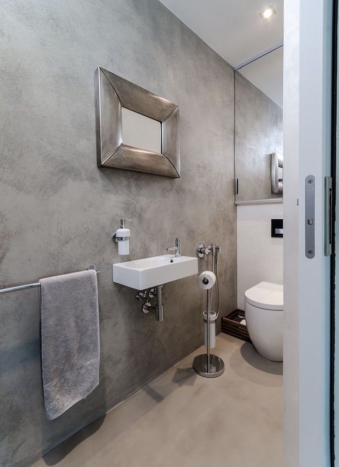 décoration murale effet beton salle de bain sur murs et sol avec miroir en metal brossé