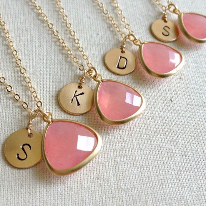 enterrement-de-vie-de-jeune-fille-original-idée-evjf-tenue-evjf-chic-et-romantique-cool-idee-petits-cadeaux-pour-les-meilleures-amies-bijou-rose-quartz-et-la-premiere-lettre-de-l-amie Idée enterrement de vie de jeune fille idée evjf tee shirt evjf photo pour jeune bijou pour chaque amie personnalisé avec son premier lettre
