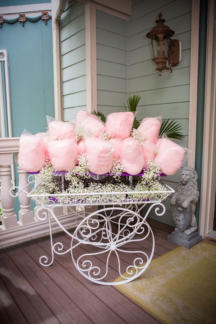 Une entrée décorée avec coton de sucre deco anniversaire fille decoration de table pour anniversaire cool idée anniv