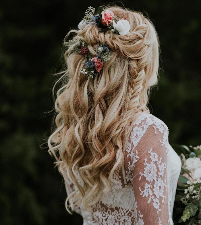 exemple original de coiffure tresse africaine dans cheveux longs ondulés lâchés couleur blonde et fleurs décoratives
