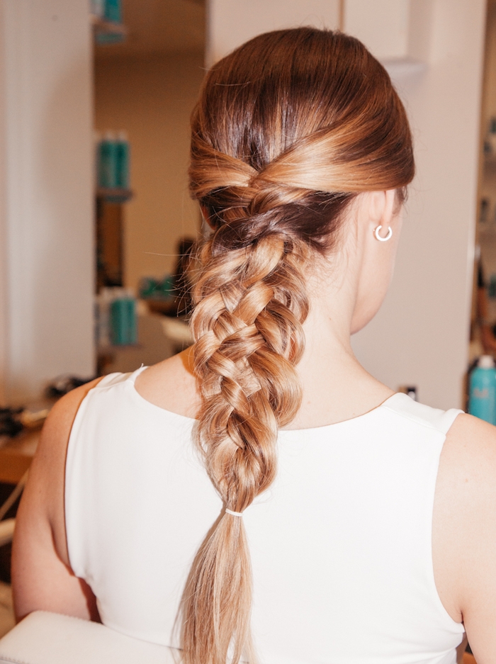 exemple-de-double-tresse-volumineuse-cheveux-blond-foncé-coiffure-traditionnelle-élégante modèle de cheveux longs avec tresse volumineuse à 4 brins sur l arrière de la tête, idée de coiffure élégante femme