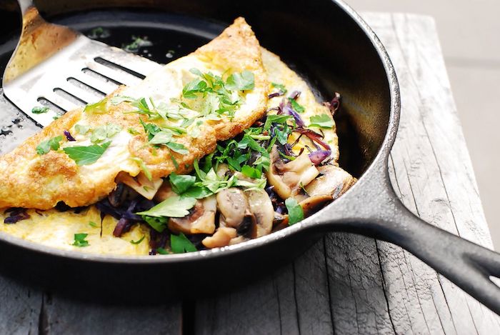 recette hyperprotéiné simple pour faire une omelette aux épinards et champignons, petit déjeuner prise de masse