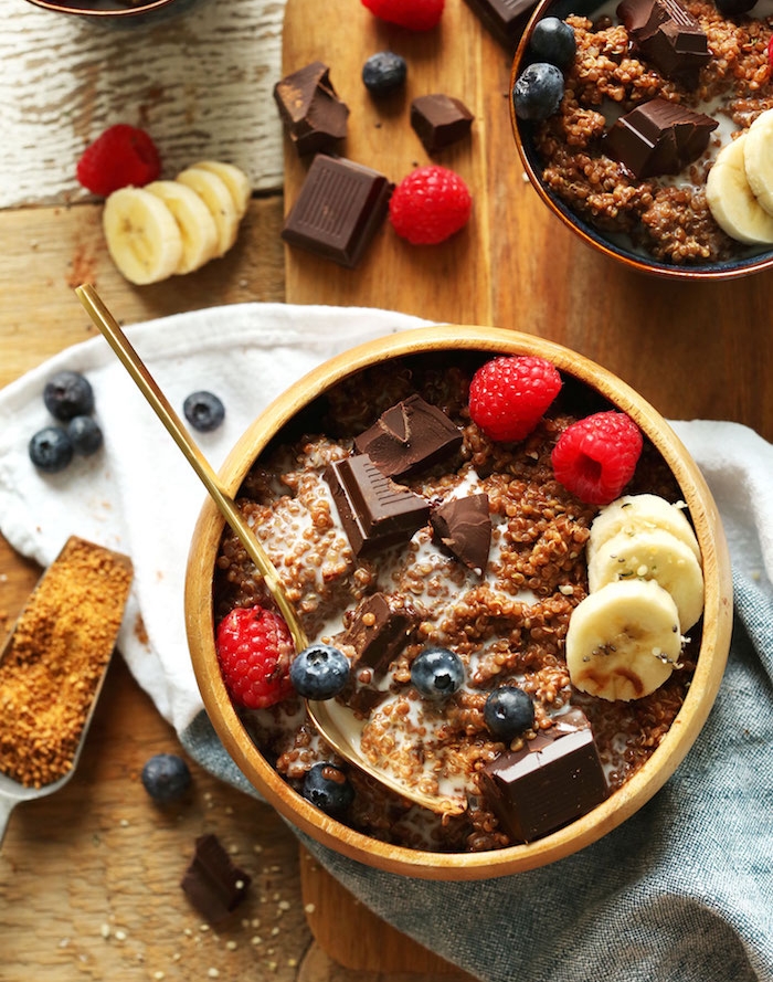 comment faire un petit déjeuner protéiné avec de la quinoa, chocolat, fruits et lait d manade et de coco