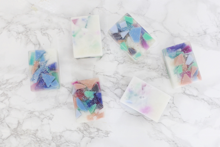 savon diy transparent avec des morceaux de savon géométriques colorées, faire son savon original