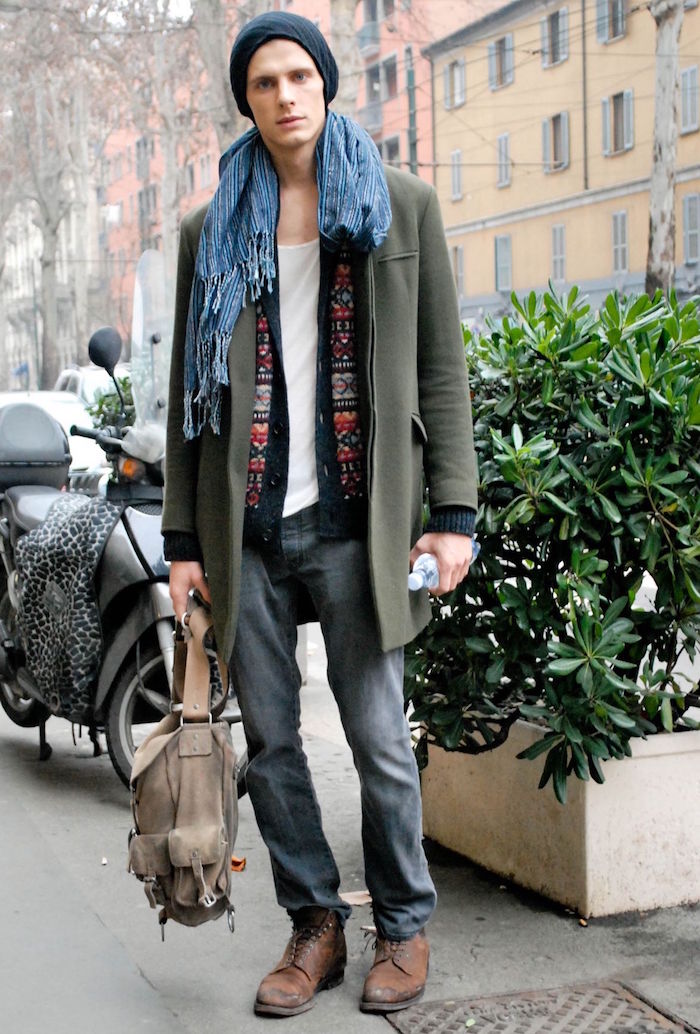 tenue homme casual style bobo chic avec boots en cuir et manteau en laine kaki
