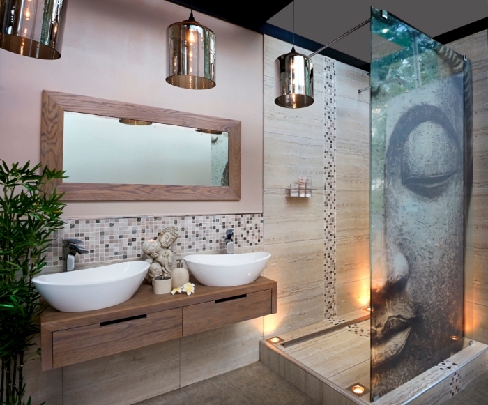 modèle de salle de bain tendance relaxante aux murs beige avec plafond blanc et noir, exemple suspension luminaire métallique