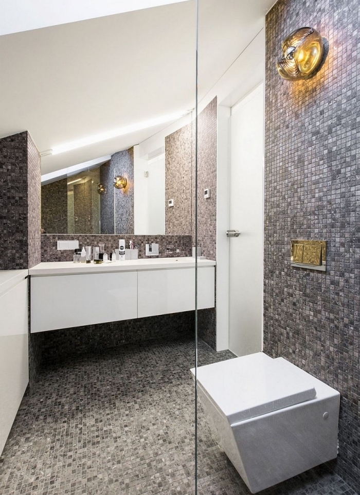 modele carrelage salle de bain à design mosaïque en gris clair et gris anthracite combiné avec meubles et équipements en blanc