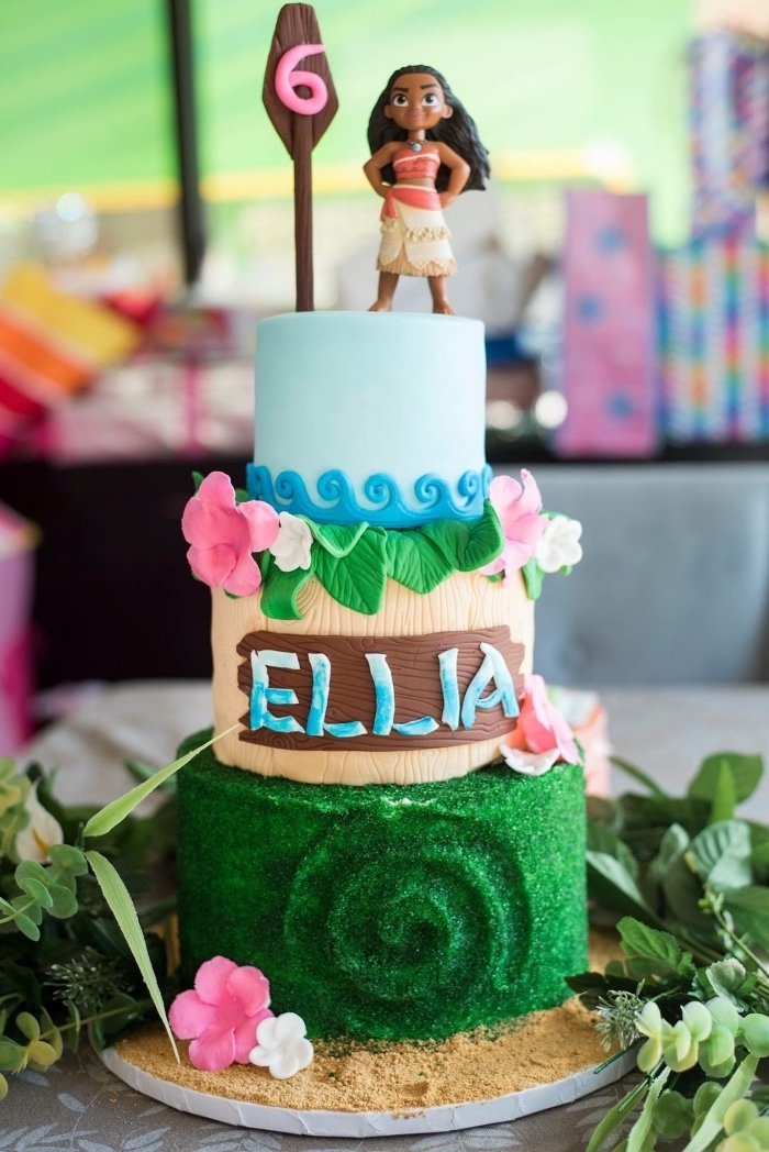 modèle de gâteau Disney à trois étage avec décoration à design nature sable et océan réalisée en fondant coloré