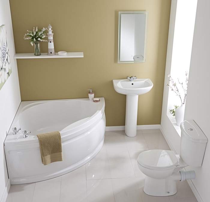 meuble petite salle de bain équipée d'une baignoire blanche d'angle avec étagère murale, déco de petit espace en couleurs neutres