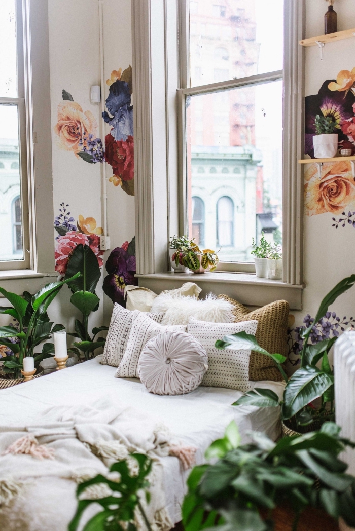 intérieur chic et boheme dans une chambre aux murs blancs avec déco en étagères murales et stickers murales à design fleurs