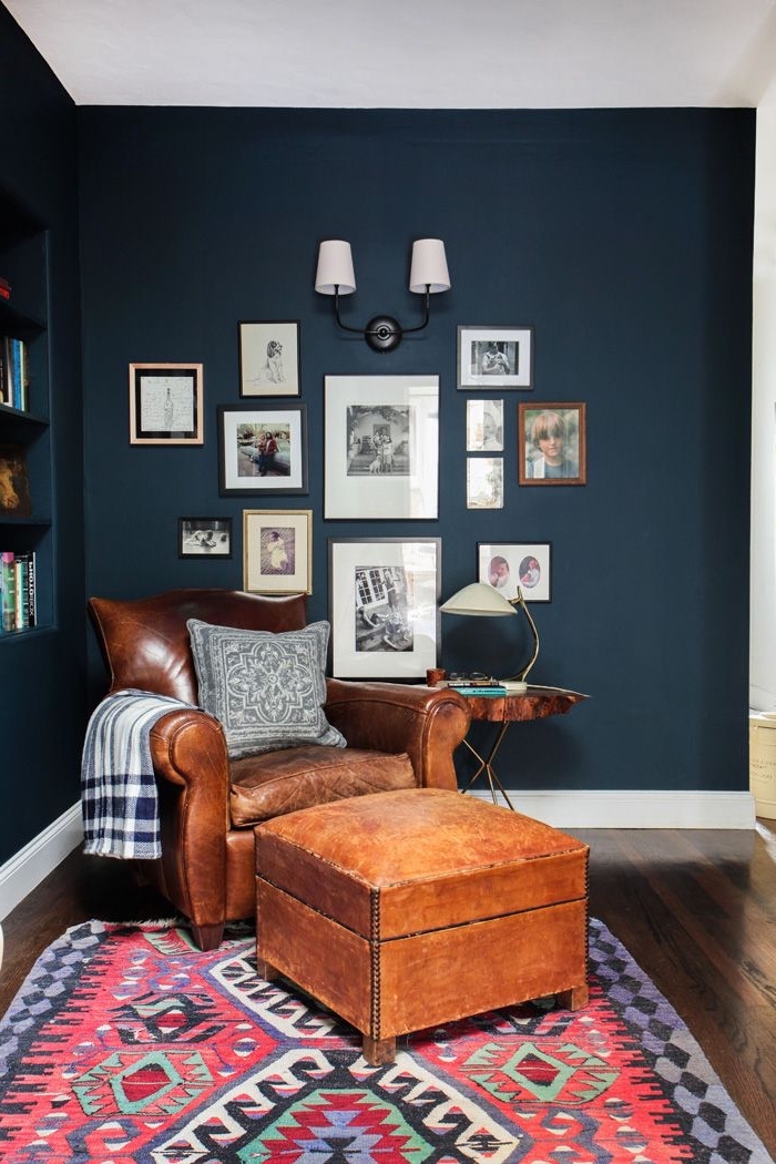 l'association couleur bleu nuit des murs et cuir marron du fauteuil apporte du cachet à ce coin de lecture appaisant