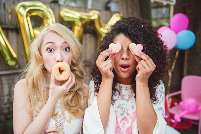 fête-avec-cookies-idée-evjf-idée-enterrement-de-vie-de-jeune-fille-soiree-entre-amies-la-futur-mariee Idée evjf activité evjf week end enterrement de vie de jeune fille mignonnes photos et jolie déco