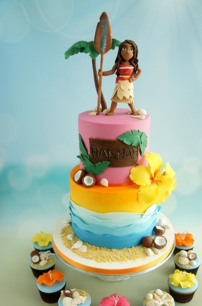 modèle de gateau d anniversaire fille sur trois étages à décoration au fondant coloré en rose avec petites figurines en pâte à sucre