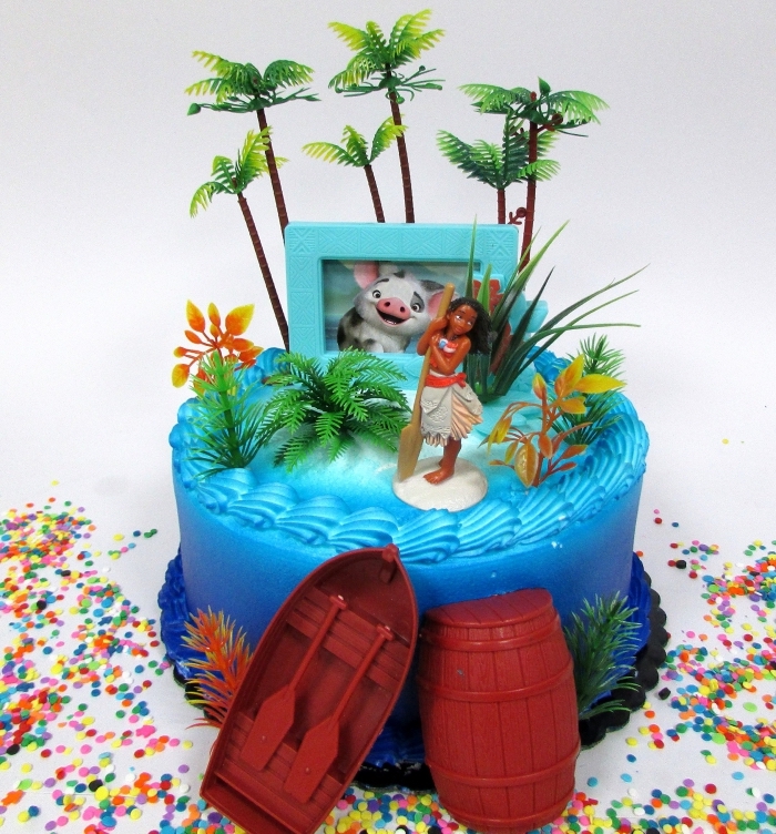 idée pour une deco vaiana avec un gâteau fait maison au glaçage turquoise et figurines Vaiana et bateaux