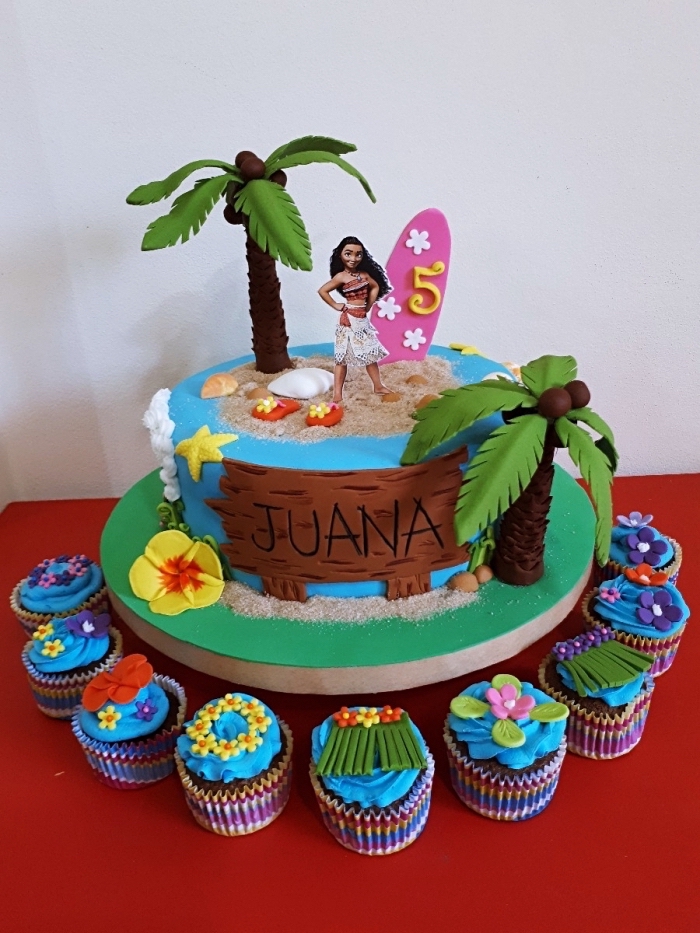 decoration anniversaire fille avec un gâteau Disney fait maison et muffins au glaçage bleu turquoise et figurines en pâte sucre