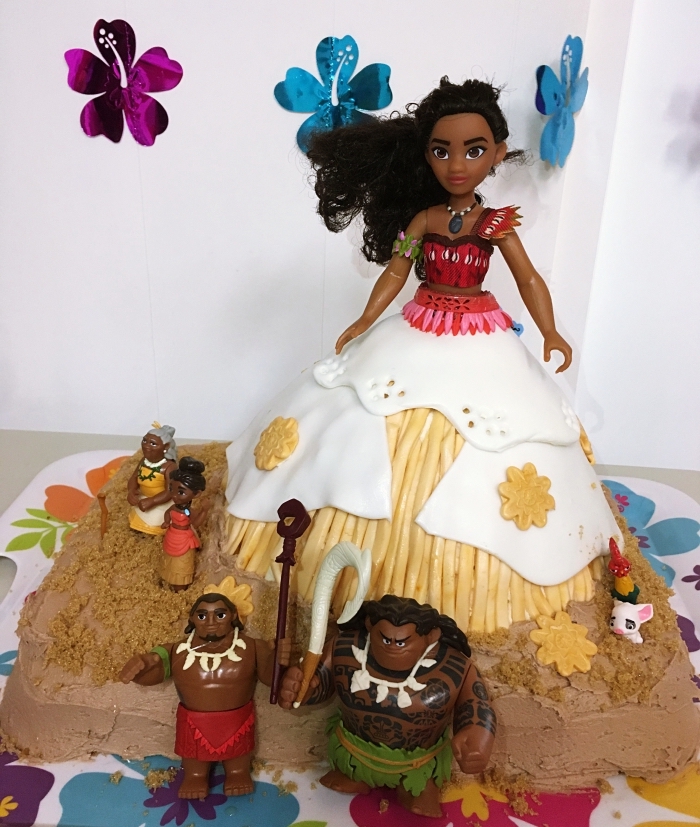 idée comment faire une deco anniversaire vaiana avec un gâteau fait maison à décoration able en biscuits émiettés et poupée Vaiana