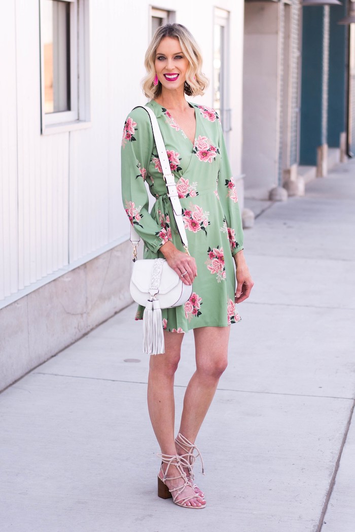 Robe de cérémonie femme chic idee tenue chic et champetre robe legere tendance 2018 robe wrap vert avec roses