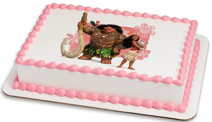 jolie déco simple d'un gâteau sur le thème Vaiana en blanc et rose, modèle de gâteau Vaiana et Maui au crème blanc et crème rose