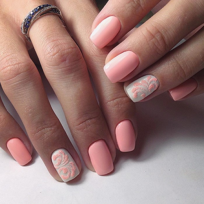 Idée manucure féminine en rose, modèle ongle en gel 3d sur un doigt, modele ongle gel rose et blanc, decoration simple artistique