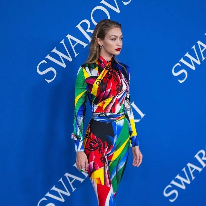 modèle de combinaison pantalon élégant multicolore aux motifs abstraits et géométriques, Gigi Hadid au maquillage lèvres rouges