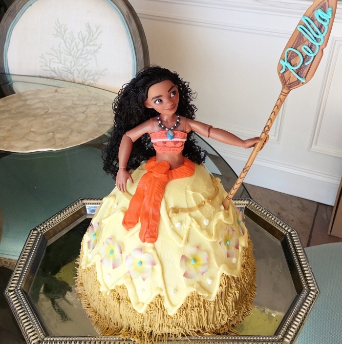 gâteau hyper cool réalisé à la maison sur le thème princesse polynésienne Vaiana, déco gâteau anniversaire Disney