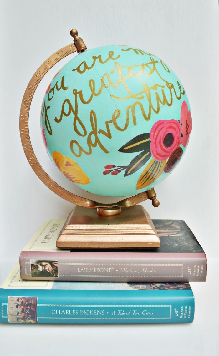 travaux manuels adultes ou enfants facile, décorer un globe terrestre pour bureau étudiant avec peinture vert menthe et coupures papier fleur