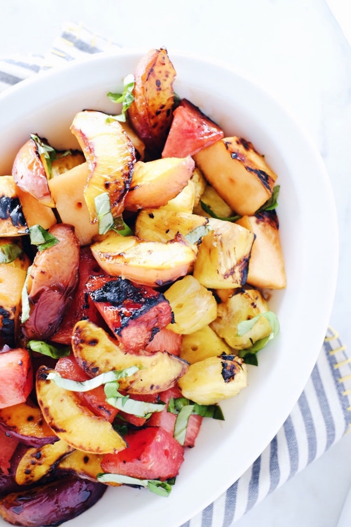recette de grillage originale de pêches, ananas et pastèque rôtis en salade de fruits d'été, idéale pour accompagner un repas de barbecue
