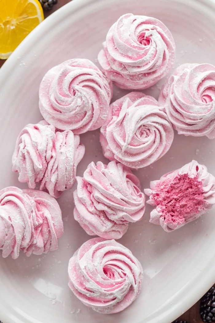 petites friandises à la guimauve en forme de roses avec lesquelles vous pouvez décorer un gâteau design