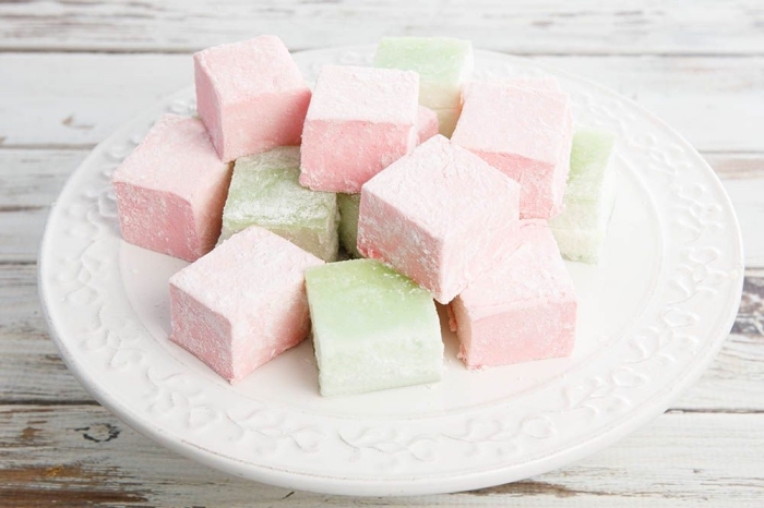recette de guimauve parfumée originale avec des cristaux pour gelée, en vert et rose pastel, idée de dessert à la pâte guimauve 