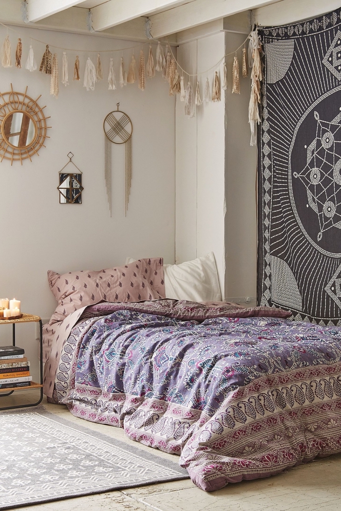 pièce de style hippie chic ou bohème avec plafond en poutre bois et tapisserie murale, modèle de guirlande en tissels beige diy