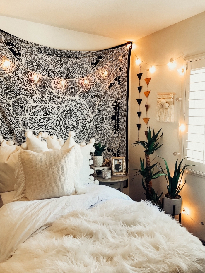 chambre à coucher aménagée avec décoration de style boho chic en tapisserie murale blanc et noir avec plantes vertes
