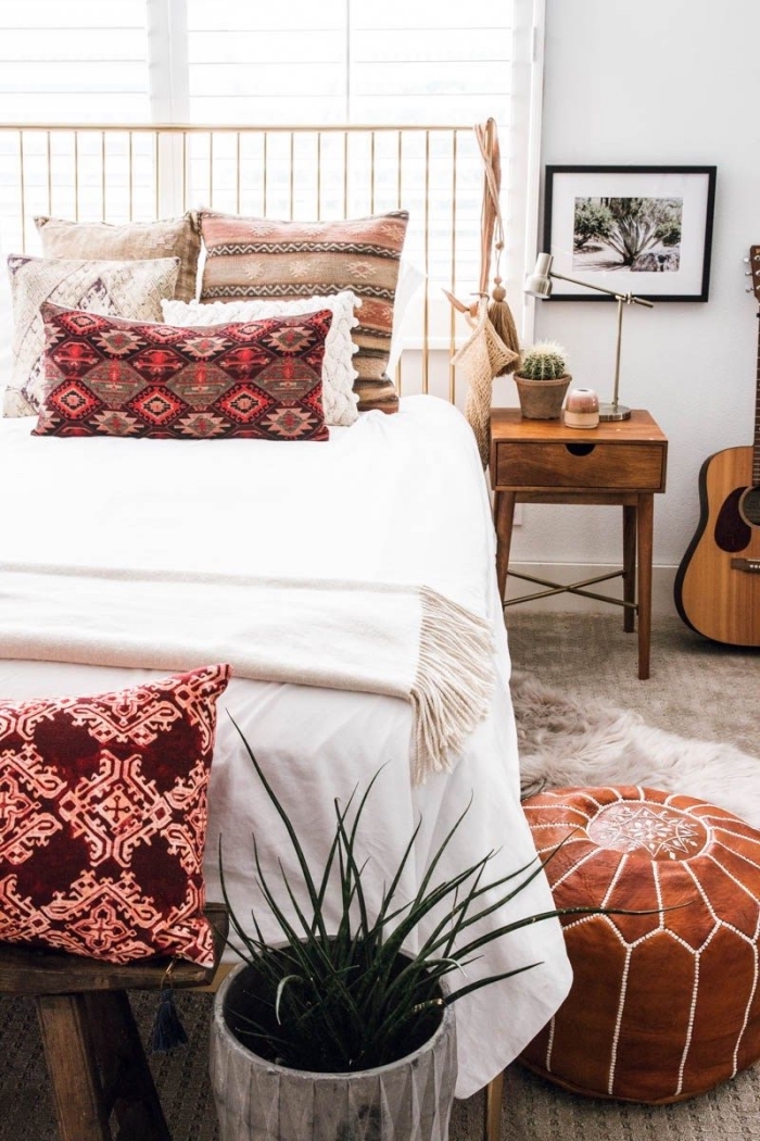 aménagement de chambre à coucher en style hippie chic et bohème avec meubles de bois et accessoires décoratifs à motifs ethniques