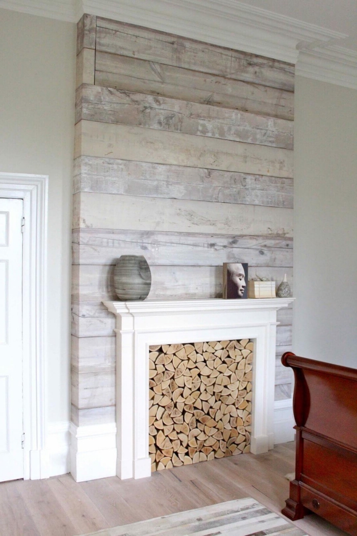 du papier peint imitation bois pour habiller la cheminée et apporter une ambiance chaleureuse dans le salon