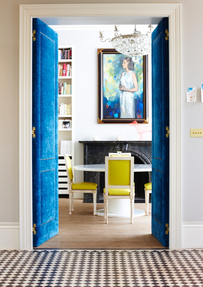habillage porte interieur chic et élégant, une porte double revêtue de velours couleurs bleu roi 