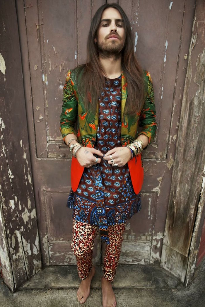 modele de tenue vetement hippie chic pour homme avec couleurs fleurs retro style woodstock
