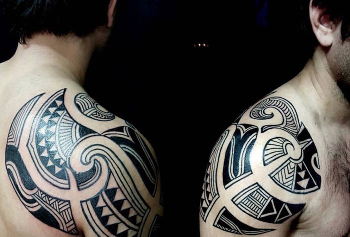 tatouage tribal homme bras epaule type maorie polynesien débordant sur l'omoplate noir et blanc